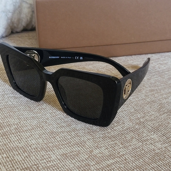Burberry Women\'s Sunglasses, BE4344 Daisy.. Brand New!! main image 6